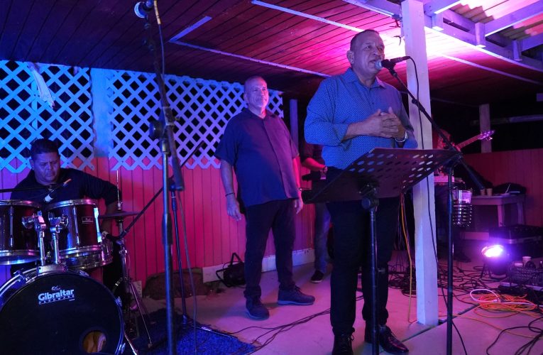 MINISTER ENDY CROES TA FELICITA SR. CHUA FARO CU A CUMPLI E BUNITA EDAD DI 75 AÑA