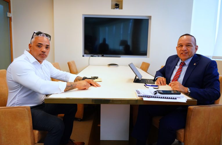 MINISTER ENDY CROES A RICIBI BISHITA DI SR. EGMOND MOLINA CU TA PREPARANDO PA UN OTRO GUINNESS WORLD RECORD