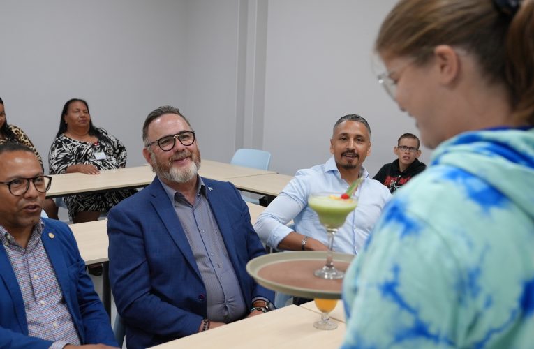 Minister Glenbert Croes ta felicita: Hobennan di Muchila Creativo cu a termina nan curso cu exito na EPE