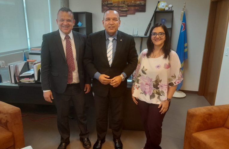MINISTER ENDY CROES A REUNI CU PROFESOR EARNEY LASTEN UNDA A DIALOGA RIBA DIFERENTE ASPECTO DI ENSEÑANSA
