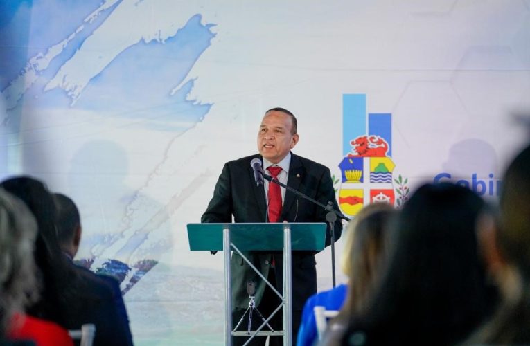 Minister Endy Croes: PROME MINISTER EVELYN WEVER – CROES A PRESENTA E SEIS SCOLNAN GANADO DI E PROYECTO EDUTECH
