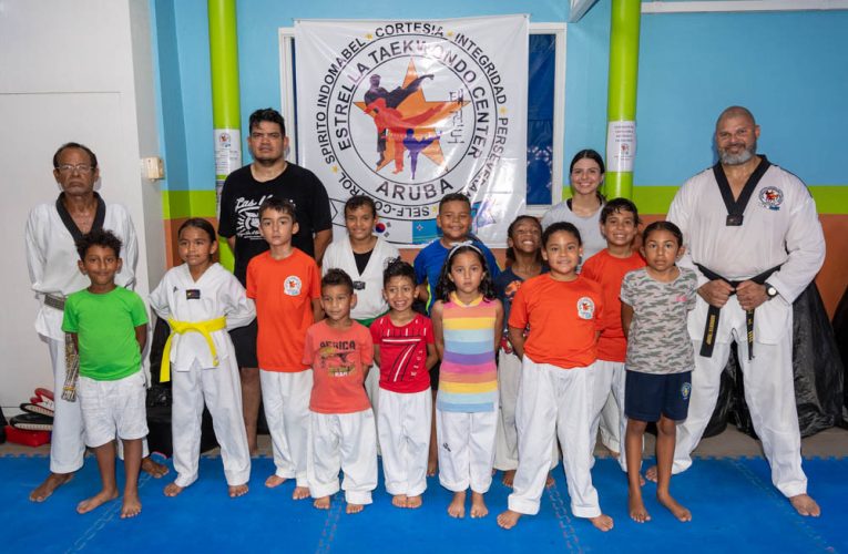 Estrella Taekwondo Center a cuminsa yena cu atleta. 