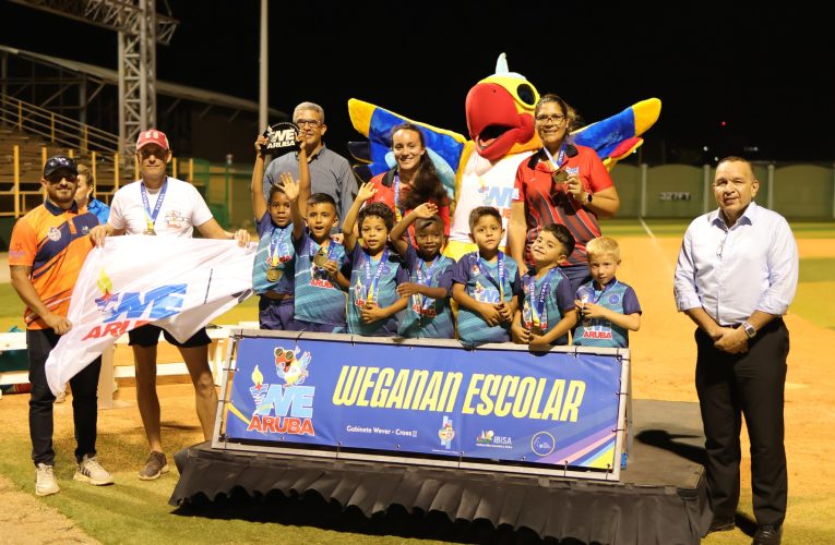 MINISTER ENDY CROES TA FELICITA E GANADONAN DI WE ARUBA DEN DISCIPLINA DI FUTBOL MUCHA MUHE Y MUCHA HOMBER DI SCOL PREPARATORIO