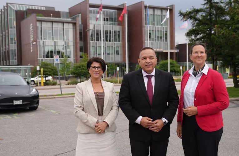 MINISTER ENDY CROES A REUNI CU CONSUL GENERAL DI REINO HULANDES NA CANADA SR. HARMAN IDEMA