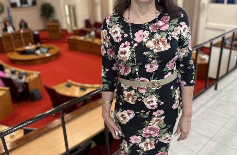 Parlamentario drs. Mervin Wyatt-Ras: Minister Oduber mester traha y stop di pronkia cu pluma di otro