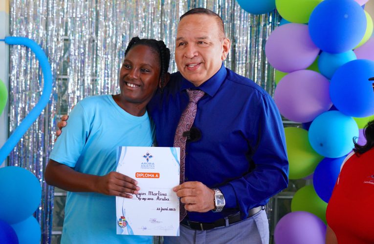 MINISTER ENDY CROES TA FELICITA E ALUMNONAN CU A HAAL NAN CERTIFICADO Y DIPLOMA A Y B DI LANDAMENTO ESCOLAR.