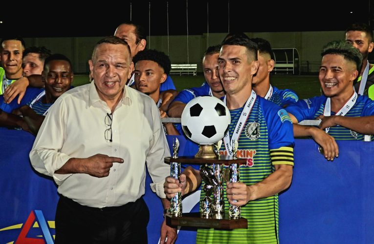 MINISTER ENDY CROES TA FELICITA EKIPO DI LA FAMA CU TITULO DI CAMPEON Y SV BUBALI SUB CAMPEON DI LIGA PLATA 2023