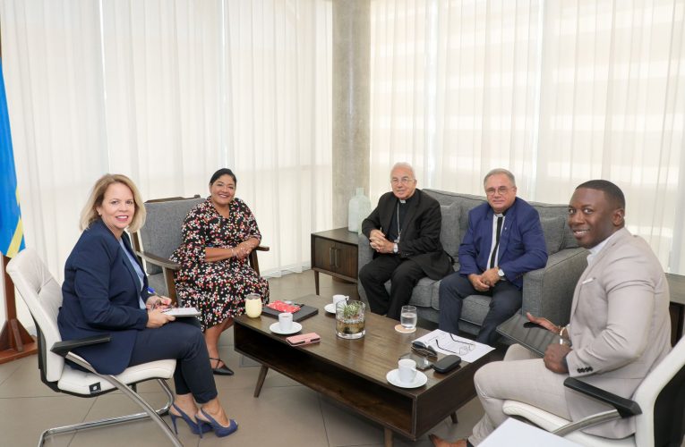 Minister Maduro y Minister President a ricibi bishita di Mgr Secco y Pastonan Curtis y MacoviEc