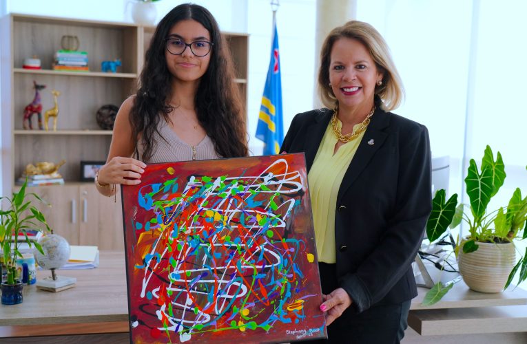 Prome Minister Evelyn Wever-Croes: PROME MINISTER TA RICIBI CUADRA DI E HOBEN STEPHANIE BOOT