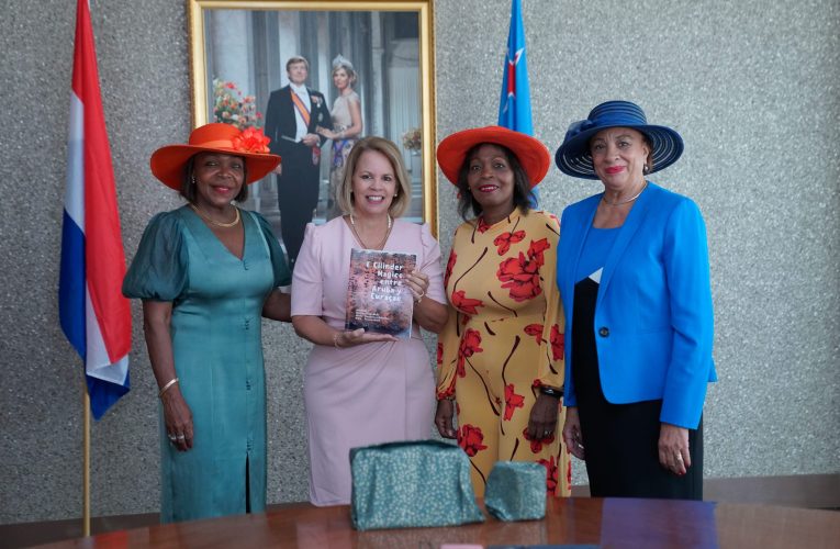 Prome Minister Evelyn Wever-Croes: BISHITA DI ‘THE HAT LADIES’ DI CORSOU CERCA PROME MINISTER