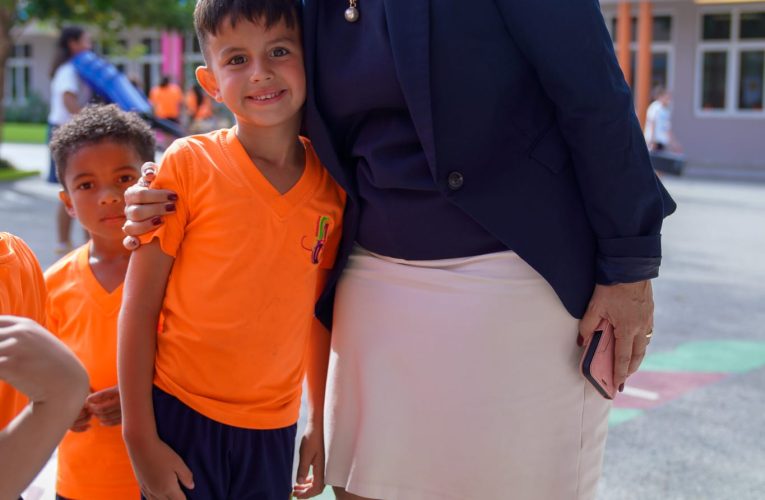 PROME MINISTER A DISFRUTA DI UN BUNITA PRESENTACION DI LEERORKEST Y MUCHANAN DI PRINSES AMALIA BASISSCHOOL