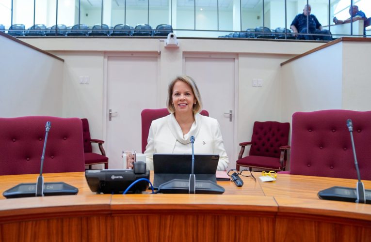 Prome Minister Evelyn Wever-Croes: Prome Minister den Parlamanto pa tratamento di dos ley importante
