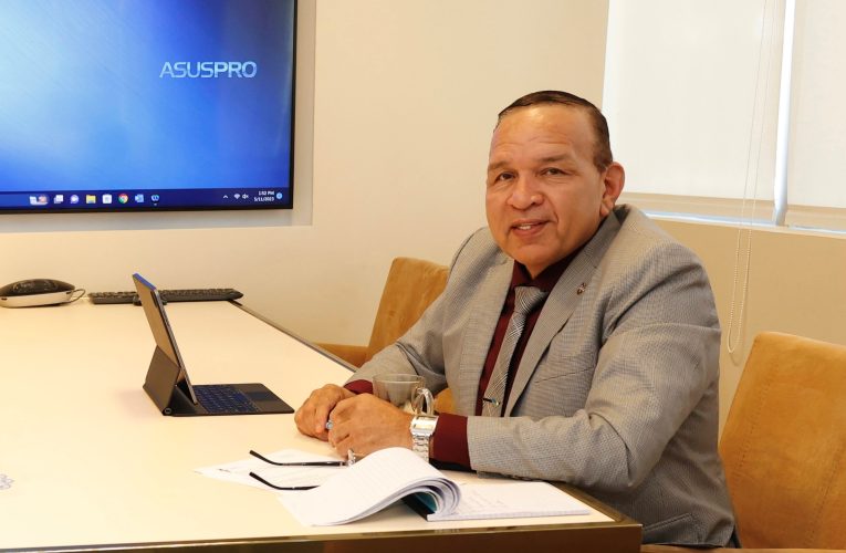 MINISTER ENDY CROES TA DIALOGA CU SR. BERRY VAN DRIEL DI BASEBALL KINGDOM OF THE NETHERLANDS