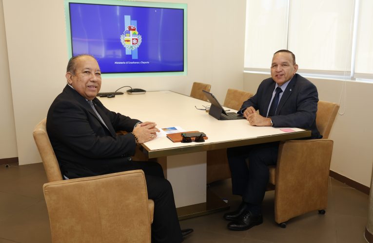 MINISTER ENDY CROES A REUNI CU MINISTER PLENIPOTENCIARIO ADY THIJSEN UNDA A TRATA DIFERENTE PUNTO IMPORTANTE PA E STUDIANTENAN NA HULANDA