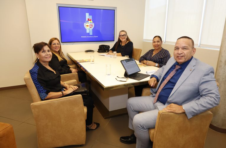 MINISTER ENDY CROES A RICIBI BISHITA DI GRUPO DI MAYOR DI HOBENNAN CU TA BISHITA FUNDACION MUCHILA CREATIVO