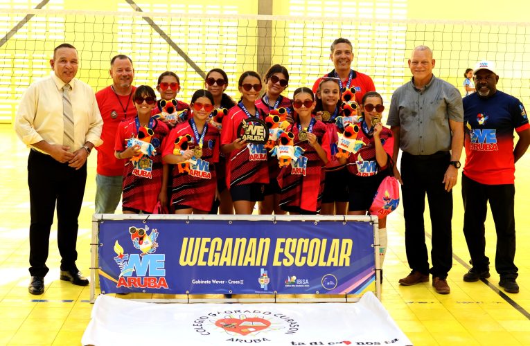 MINISTER ENDY CROES TA FELICITA COLEGIO SAGRADO CURASON A TITULA CAMPEON DI VOLLEYBALL MUCHA MUHE DI WEGANAN ESCOLAR 2023