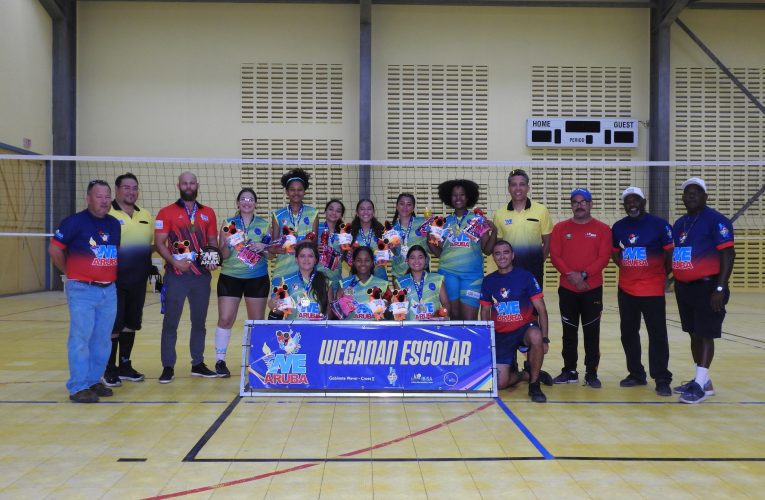 MINISTER ENDY CROES TA FELICITA COLEGIO ARUBANO CU A TITULA CAMPEON DEN VOLLEYBALL C MUCHA MUHE DI WEGANNAN ESCOLAR 2023