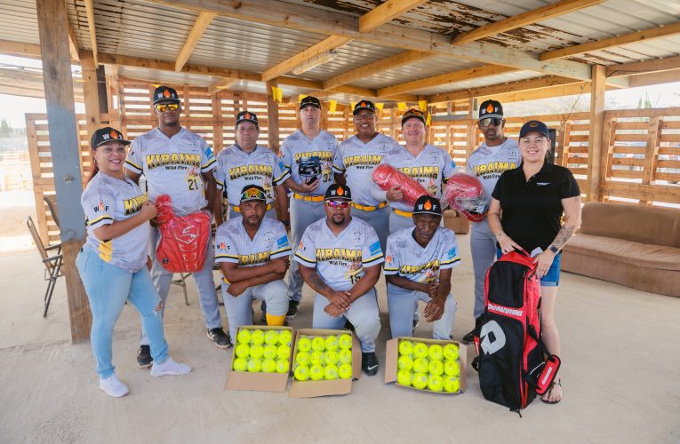 Kibaima Wildfire 40+ Softball Team a ricibi donacion di material for di Aruba Bank