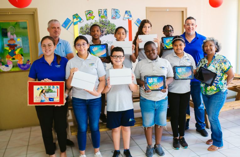 Aruba Bank ta haci donacion di iPads nobo pa Colegio Frère Bonifacius