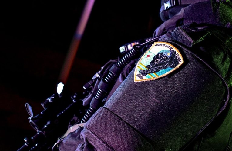 Cuerpo Policial ta informa: A DETENE 2 HOMBER PA POSESION DI ARMA DI CANDELA Y DROGA