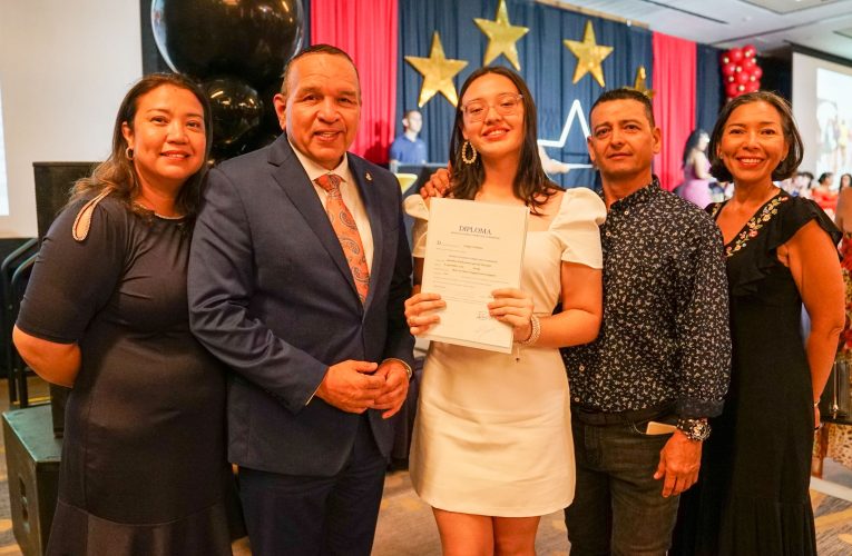 MINISTER ENDY CROES A PRESENCIA GRADUACION DI COLEGIO ARUBANO HAVO