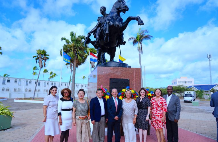 PROME MINISTER TA FELICITA E COMUNIDAD COLOMBIANO RIBA NAN DIA DI INDEPENDENCIA