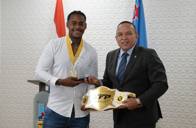 MINISTER ENDY CROES TA FELICITA CAMPEON INTERNACIONAL DIKICKBOXING CLAYTON RAVEN