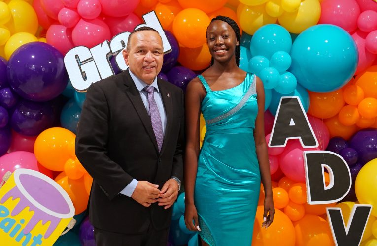 MINISTER ENDY CROES A PRESENCIA GRADUACION DI ABRAHAM DE VEER SCHOOL 2023