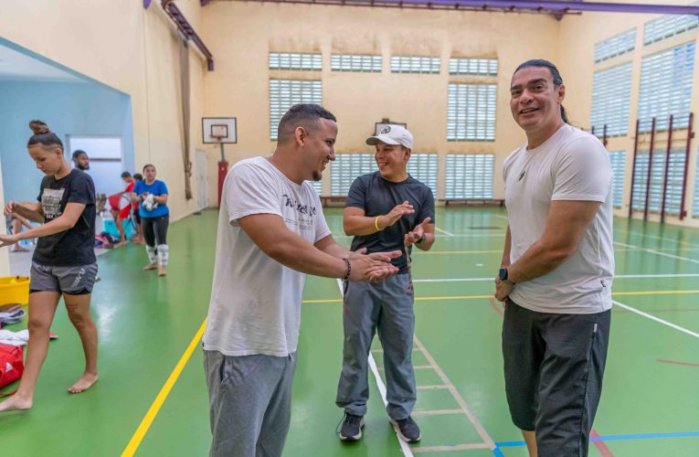 Dr. Guaicaipuro Jimenez a bishita e training di Taekwondo Team Aruba.