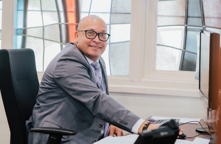 Presidente di Parlamento Edgard Vrolijk: Deporte na Aruba hayando su atencion