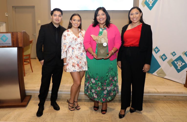 Minister Xiomara Maduro na e studiantenan di Universidad di Aruba cu a logra nan propedeuse:BRASA E FUTURO Y CORDA CU ESAKI TA E COMIENSO
