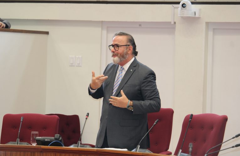 Minister Glenbert Croes encarga cu Integracion a splica Parlamento riba introduccion di un Permiso Multi-Anual