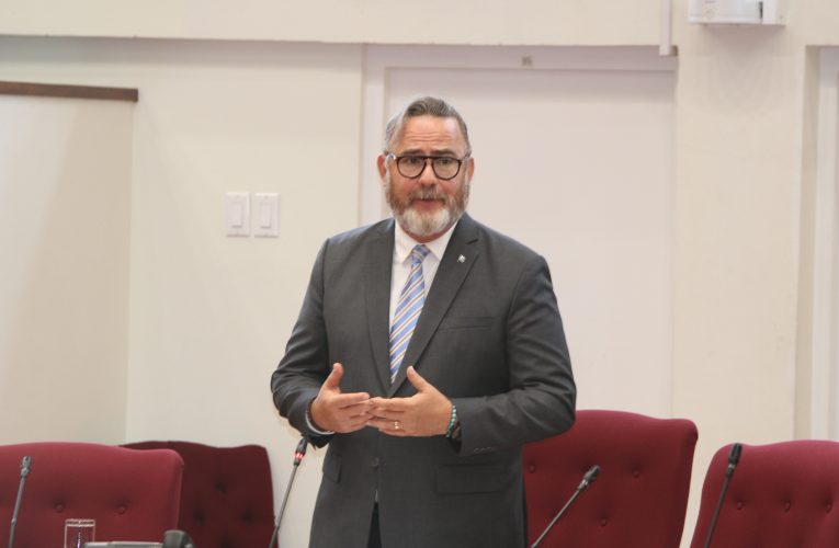 Minister di integracion Glenbert Croes e presenta e Toelatingshandboek 2023 na Parlamento di Aruba