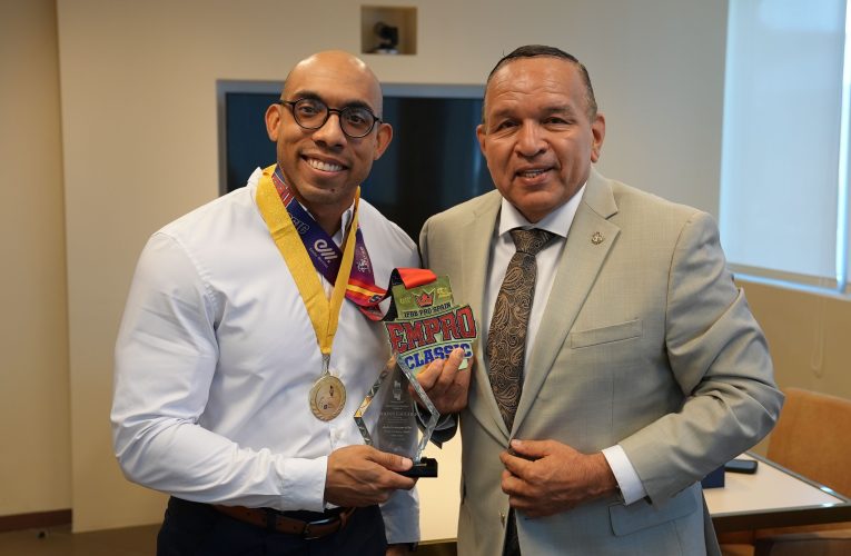 MINISTER ENDY CROES TA RECONOCE E ATLETA LYNDONN ESCUDERO