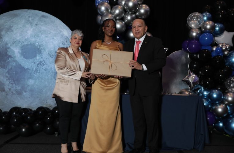 MINISTER ENDY CROES TA FELICITA E 66 GRADUADONAN DI COLEGIO NIGEL MATTHEW