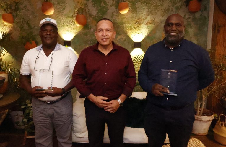 MINISTER ENDY CROES TA FELICITA SR. NELSON HELD y SR. KENNETH CARTY A CUMPLI UN TOTAL DI 73 AÑA DEN SERVICIO DI GOBIERNO DI ARUBA