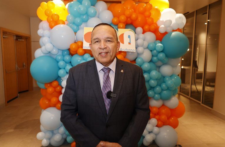 MINISTER ENDY CROES TA FELICITA E 30 GRADUADONAN DI IPA