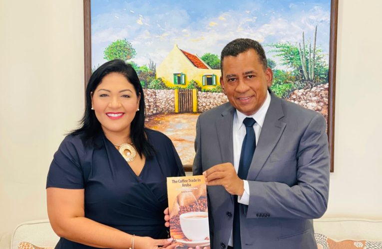 MINISTER MADURO A RICIBI E BUKI ‘E NEGOSHI DI KOFFIE NA ARUBA’ DEN SU VERSION NA INGLES DI SR.  BENJAMIN ROMERO