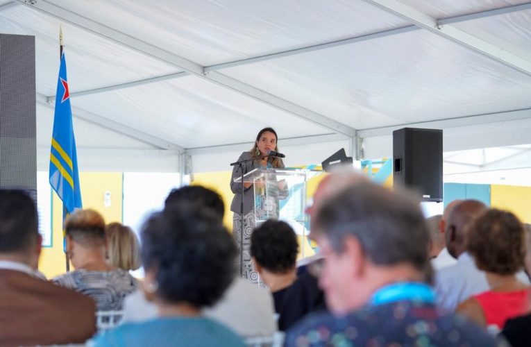 MINISTER DI FINANSA Y CULTURA TA REFLEHA RIBA E POEMA “E PLEKI SHINISHI DI SCLAVITUD”