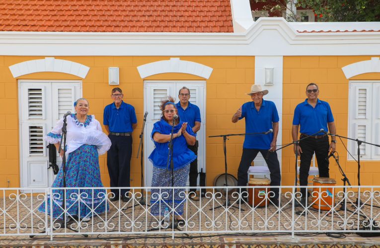 Minister di Finansa y Cultura, Xiomara Maduro ta gradici grupo ‘Sodo y Cuero’ pa nan presentacion den cuadro di e acto di ‘Conmemoracion di 160 Abolicion di Sclavitud den Reino Hulandes’
