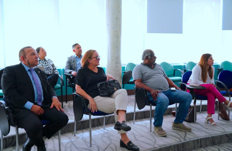 MINISTER ENDY CROES, MINISTER URSELL ARENDS Y DIRECTORA DI DEPARTAMENTO DI ENSEÑANSA A HAYA PRESENTACION DI E MATERIAL DI EDUCACION “BIENESTAR DI CACHO”