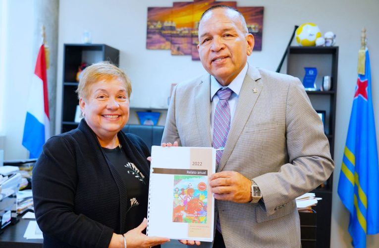 MINISTER ENDY CROES A RICIBI RELATO DI AÑA 2022 DI BIBLIOTECA NACIONAL ARUBA