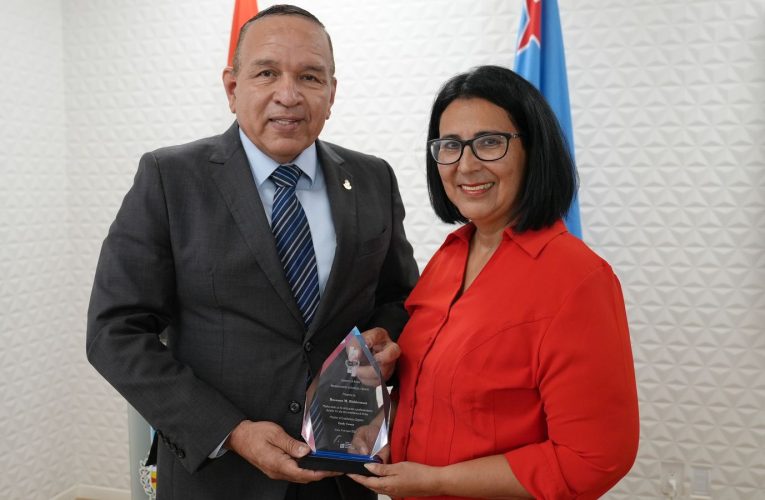 MINISTER ENDY CROES TA FELICITA SRA. ROSANNA RIDDERSTAAT CU A CUMPLI 40 AÑA DEN ENSEÑANSA DI ARUBA