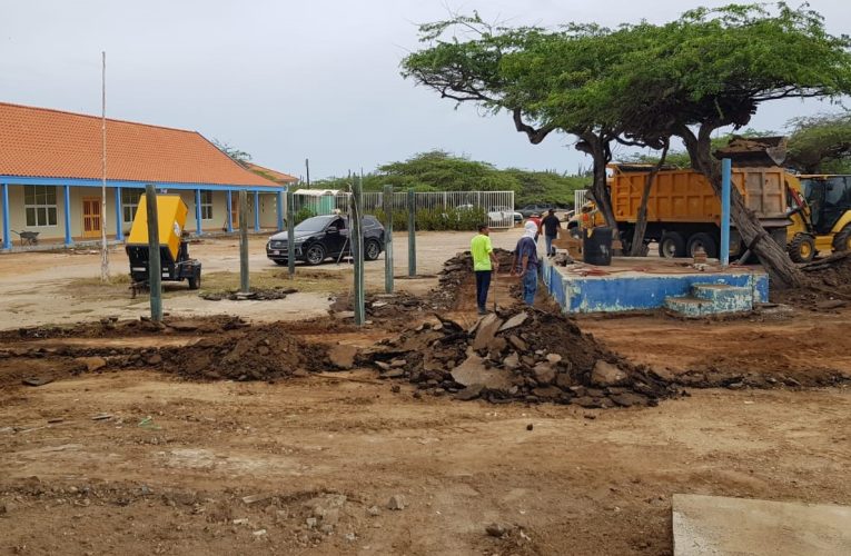 Minister Endy Croes: DOW A INICIA CU E TRABOUNAN PA RENOBA E SPEELPLAATS DI SINT ALOYSIUS SCHOOL
