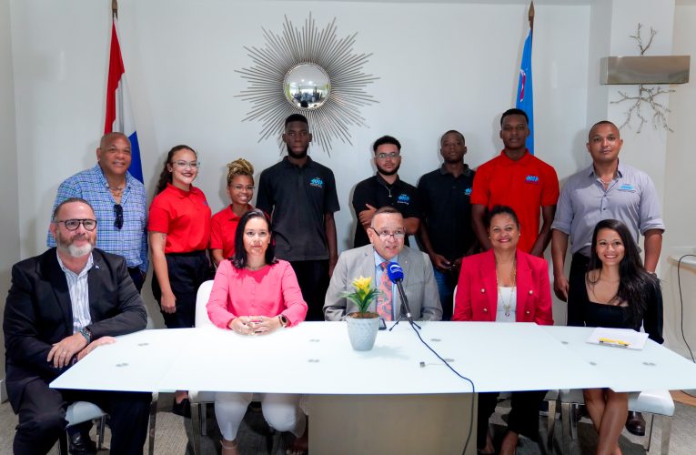 MINISTER GLENBERT CROES TA DESEA E STUDIANTENAN RUMBO PA EHERCE NAN PASANTIA NA IBEROSTAR MEXICO, HOPI EXITO