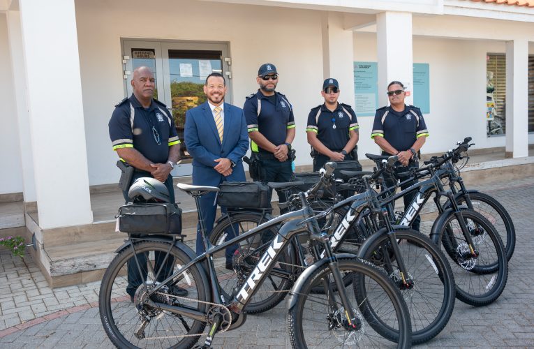 Minister Rocco Tjon: EKIPO DI TOURISM ORIENTED POLICE A RICIBI CUATER BAIS NOBO PA ELEVA SIGURIDAD DEN CENTRO DI CIUDAD DI ORANJESTAD