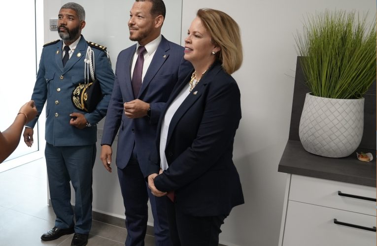 PROME MINISTER TA FELICITA Y GRADICI CUERPO POLICIAL DI ARUBA PA SEMPER A TRAHA DEN BIENESTAR, Y PA SEGURIDAD DI PAIS ARUBA