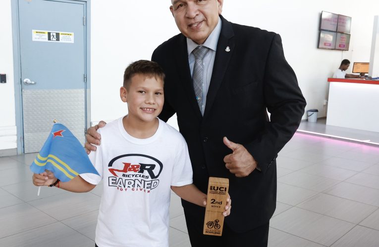 MINISTER ENDY CROES TA FELICITA NOS CICLISTA KAILEN WOUTERS CU A KEDA NA DI DOS LUGA DEN BMX WORLD CHAMPIONSHIP NA SCHOTLAND