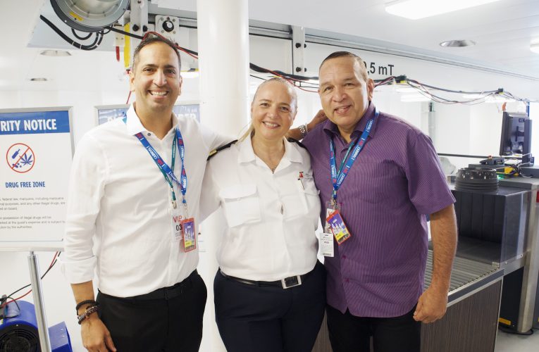 Minister Endy Croes: STUDIANTENAN DI COLEGIO EPI SECTOR HORECA A HAYA UN AMPLIO PRESENTACION Y RECORIDO DI E CRUCERO CARNIVAL CELEBRATION
