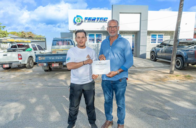 Presidente di ARTBO a entrega Clifford Rasmijn su certificado di Coach.